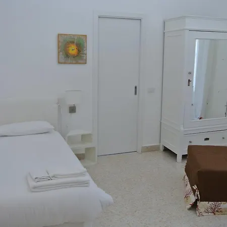 Bed & Breakfast Bianko Ecochic & L'Angolo Di Levante 3*